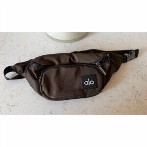 Al o Yoga ボディバッグ ブラウン Alo yoga explorer Fanny pack New | Mercari